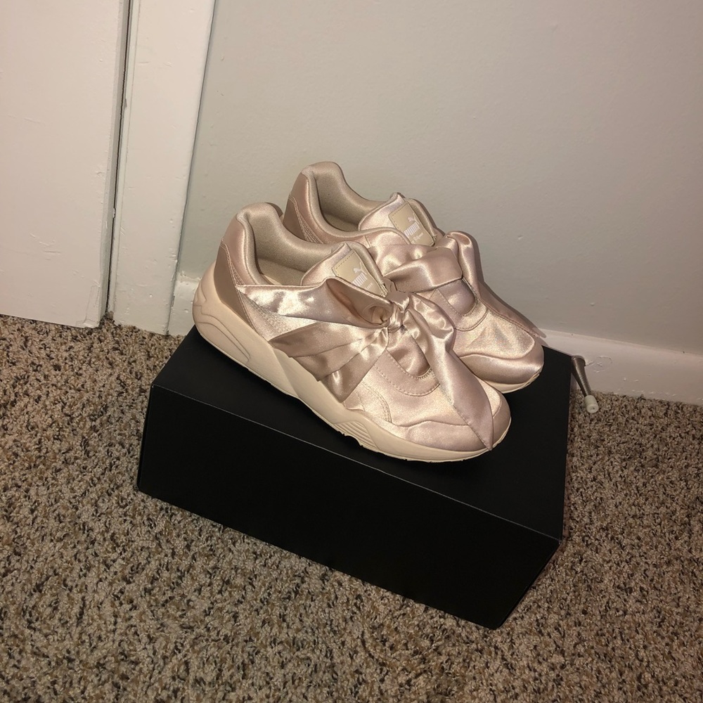 Women’s Rihanna Fenty bow Pumas